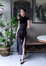 Load image into Gallery viewer, Velvet Cheongsam
